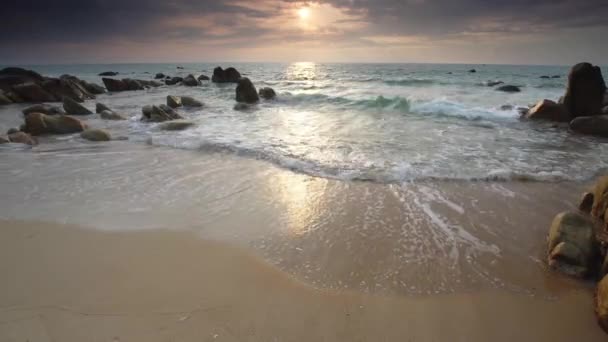 Amanhecer Bela Praia Quando Sol Nasce Mar Ondas Que Atingem — Vídeo de Stock