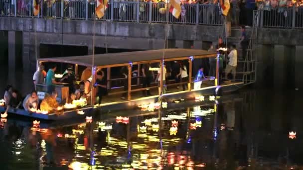 越南胡志明市 2018年5月28日 僧侣们向河中送灯笼 供和平越南 — 图库视频影像