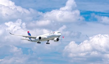 Ho Chi Minh City, Vietnam - 18 Haziran 2019: Latam Havayolları'na ait yolcu uçağı Airbus A350 şehir üzerinde uçan Tan Son Nhat Uluslararası Havaalanı'na inmeye hazırlanıyor, Ho Chi Minh City, Vietnam
