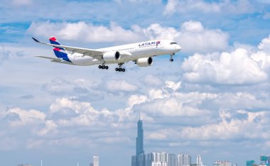 Ho Chi Minh City, Vietnam - 18 Haziran 2019: Latam Havayolları'na ait yolcu uçağı Airbus A350 şehir üzerinde uçan Tan Son Nhat Uluslararası Havaalanı'na inmeye hazırlanıyor, Ho Chi Minh City, Vietnam