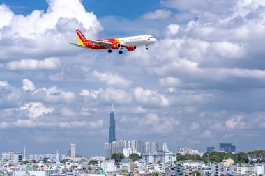 Ho Chi Minh City, Vietnam - 18 Haziran 2019: Vietjet Air'den yolcu uçağı Airbus A321 şehir üzerinde uçan Tan Son Nhat Uluslararası Havaalanı'na inmeye hazırlanıyor, Ho Chi Minh City, Vietnam