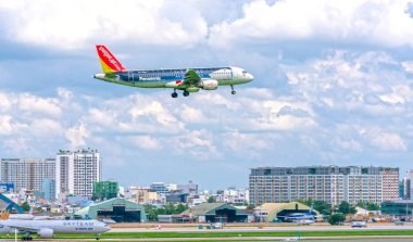 Ho Chi Minh City, Vietnam - 18 Haziran 2019: Vietjet Air'den yolcu uçağı Airbus A321 şehir üzerinde uçan Tan Son Nhat Uluslararası Havaalanı'na inmeye hazırlanıyor, Ho Chi Minh City, Vietnam