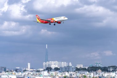 Ho Chi Minh City, Vietnam - 18 Haziran 2019: Vietjet Air'den yolcu uçağı Airbus A321 şehir üzerinde uçan Tan Son Nhat Uluslararası Havaalanı'na inmeye hazırlanıyor, Ho Chi Minh City, Vietnam
