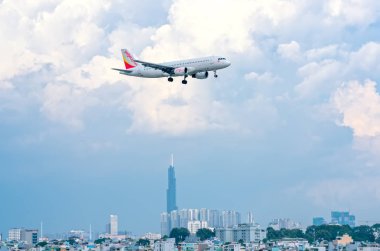 Ho Chi Minh City, Vietnam - 18 Haziran 2019: Vietjet Air'den yolcu uçağı Airbus A321 şehir üzerinde uçan Tan Son Nhat Uluslararası Havaalanı'na inmeye hazırlanıyor, Ho Chi Minh City, Vietnam
