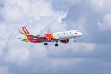 Ho Chi Minh City, Vietnam - 18 Haziran 2019: Vietjet Air'den yolcu uçağı Airbus A321 şehir üzerinde uçan Tan Son Nhat Uluslararası Havaalanı'na inmeye hazırlanıyor, Ho Chi Minh City, Vietnam