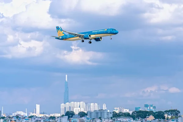 越南胡志明市 2019年6月18日 越南航空公司的空客A321客机在城市上空飞行 准备在胡志明市坦森Nhat国际机场降落 — 图库照片