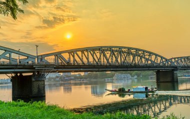 Trang Tien Köprüsü 'nde Dawn. Bu Hue, Vietnam Gustave Eiffel tarafından tasarlanan 18 yüzyıl Parfüm Nehri kapsayan bir Gotik mimari köprü
