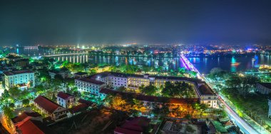 Hue, Vietnam Above panoramik şehir renkli gece köpüklü görünümü.