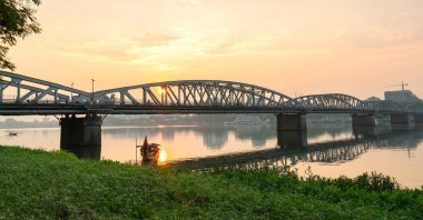 Trang Tien Köprüsü 'nde Dawn. Bu Hue, Vietnam Gustave Eiffel tarafından tasarlanan 18 yüzyıl Parfüm Nehri kapsayan bir Gotik mimari köprü