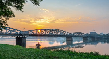 Trang Tien Köprüsü 'nde Dawn. Bu Hue, Vietnam Gustave Eiffel tarafından tasarlanan 18 yüzyıl Parfüm Nehri kapsayan bir Gotik mimari köprü