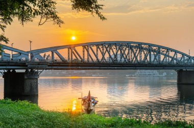 Trang Tien Köprüsü 'nde Dawn. Bu Hue, Vietnam Gustave Eiffel tarafından tasarlanan 18 yüzyıl Parfüm Nehri kapsayan bir Gotik mimari köprü