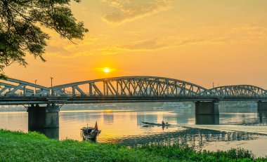 Trang Tien Köprüsü 'nde Dawn. Bu Hue, Vietnam Gustave Eiffel tarafından tasarlanan 18 yüzyıl Parfüm Nehri kapsayan bir Gotik mimari köprü