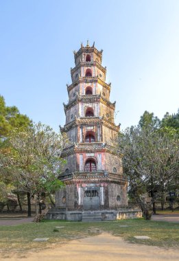 Hue, Vietnam-9 Nisan, 2019: Thien mu Pagoda Hue City, Vietnam. Bu tarihi ve aynı zamanda Hue, Vietnam manevi turistik tarihi 19 yüzyıl eski tapınaklar