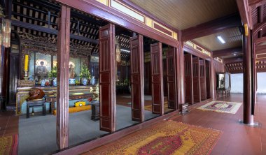 Hue, Vietnam-9 Nisan, 2019: Thien mu tapınağının ana salonu, dikey ahşap çerçeve mimarisi Hue, Vietnam 100 yıldan eski tapınak sanatsal estetik artar