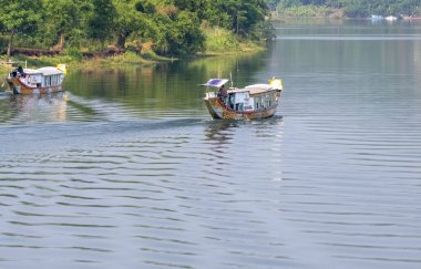Hue, Vietnam-9 Nisan, 2019: parfüm nehirde Cruise Lonely tekne. Bu eko-turizm Hue, Vietnam İmparatorluk kentinde barışçıl su yolları anlamına gelir