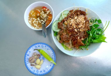 Izgara et ile pirinç erişte otlar ile hizmet, sarımsak Chili sos Vietnam gıda imza çanak olduğunu