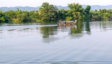 Hue, Vietnam-9 Nisan, 2019: parfüm nehirde Cruise Lonely tekne. Bu eko-turizm Hue, Vietnam İmparatorluk kentinde barışçıl su yolları anlamına gelir