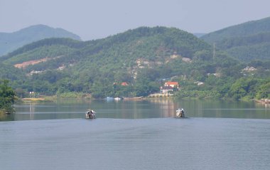 Hue, Vietnam-9 Nisan, 2019: parfüm nehirde Cruise Lonely tekne. Bu eko-turizm Hue, Vietnam İmparatorluk kentinde barışçıl su yolları anlamına gelir