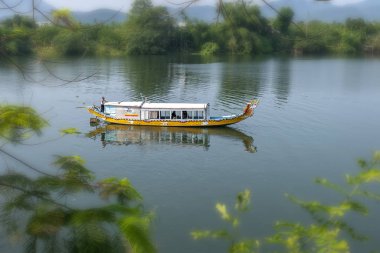Hue, Vietnam-9 Nisan, 2019: parfüm nehirde Cruise Lonely tekne. Bu eko-turizm Hue, Vietnam İmparatorluk kentinde barışçıl su yolları anlamına gelir