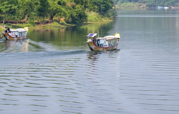 Hue, Vietnam-9 Nisan, 2019: parfüm nehirde Cruise Lonely tekne. Bu eko-turizm Hue, Vietnam İmparatorluk kentinde barışçıl su yolları anlamına gelir