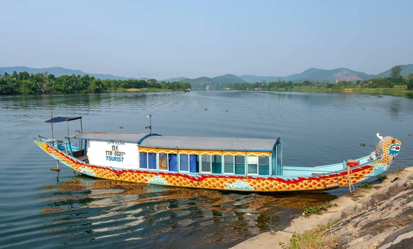 Hue, Vietnam-9 Nisan, 2019: parfüm nehirde Cruise Lonely tekne. Bu eko-turizm Hue, Vietnam İmparatorluk kentinde barışçıl su yolları anlamına gelir