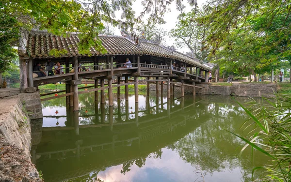 Vieux Pont Bois Traverse Branche Rivière Ornée Toit Tuiles Datant — Photo