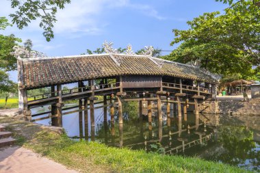 Eski ahşap köprü Hue şehir, Vietnam yakınında 19 yüzyıl kalma bir üst kiremit çatı ile süslenmiş nehir dalı geçer.