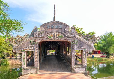 Eski ahşap köprü Hue şehir, Vietnam yakınında 19 yüzyıl kalma bir üst kiremit çatı ile süslenmiş nehir dalı geçer.