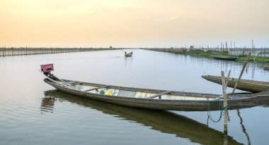 Chuon Lagünü 'nde ahşap tekne iskelesi, Hue, Vietnam. Bu merkezi Vietnam 'da sular altındaki alanda ulaşım yaşayan bir araç olduğunu