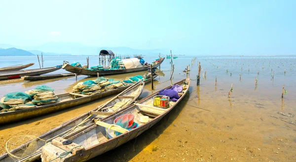 Eenzame Houten Vissersboot Lagune Kijkt Ernaar Uit Naar Zee Gaan — Stockfoto