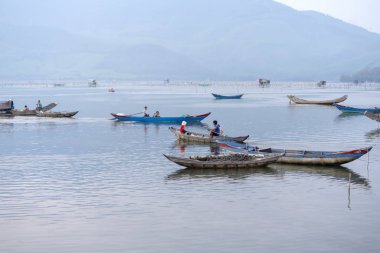 Hue, Vietnam-10 Nisan, 2019: Lap içinde balıkçıların basit yaşam Hue, Vietnam su üzerinde yaşayan küçük ahşap tekneler ile bir lagün