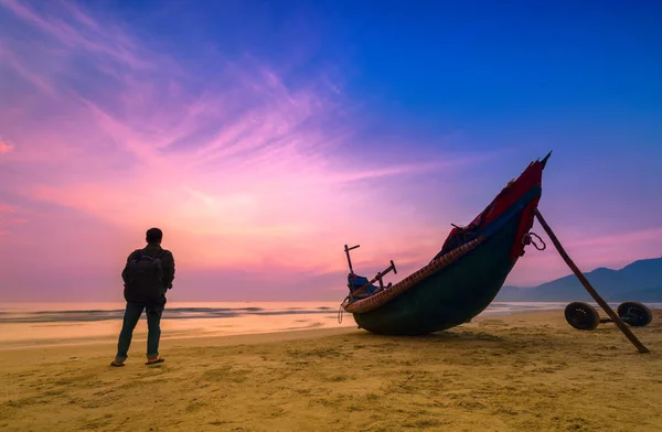 Farbton Vietnam April 2019 Silhouettenmann Der Morgens Vor Dem Meer — Stockfoto
