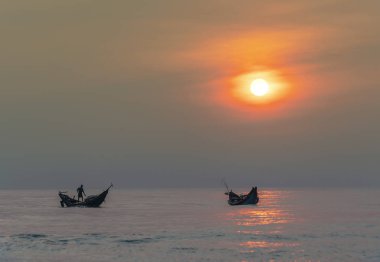 Hue, Vietnam-11 Nisan, 2019: güzel koylarda sabahları deniz balıkçılığı dışarı balıkçılar Hue, Vietnam 'da birçok balık toplama kapak ekonomik geçim vaat