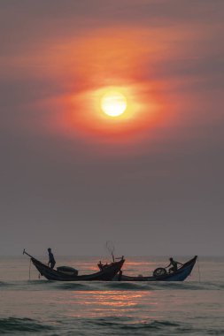 Hue, Vietnam-11 Nisan, 2019: güzel koylarda sabahları deniz balıkçılığı dışarı balıkçılar Hue, Vietnam 'da birçok balık toplama kapak ekonomik geçim vaat