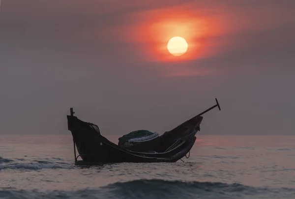 Şafaktan Önce Denizde Balıkçıların Balıkçılık Tekneleri Yeni Bir Gün Karşılama — Stok fotoğraf