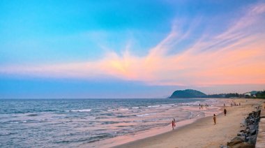 Sa Huynh, Vietnam-11 Nisan, 2019: Insanlar banyo, sa Huynh Beach, Vietnam 'da gün batımı güzel plajlarda spor oynarken