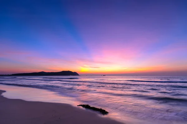 Amanecer Hermosa Playa Con Lleno Colores Púrpura Cielo Bienvenida Hermoso —  Fotos de Stock