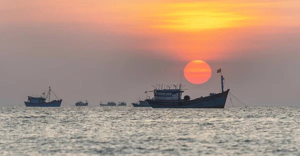 新しい日を迎えるために魚を収穫するために漁船が海に出るとき 夜明けの海の風景 — ストック写真