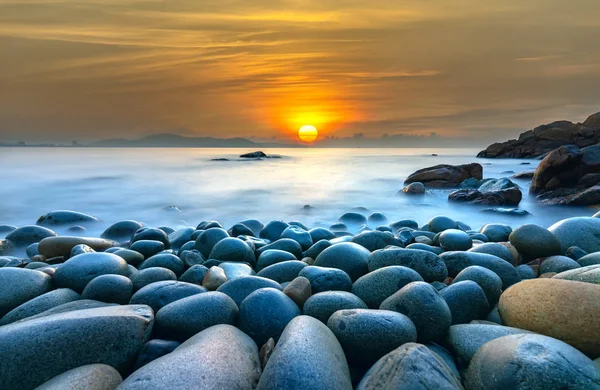 Krásný Východ Slunce Skále Jako Vajekový Břeh Zátoce Quy Nhon — Stock fotografie
