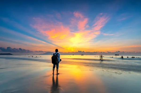 Silhouette Des Mannes Backpacker Strand Mit Blick Auf Magische Dramatische — Stockfoto