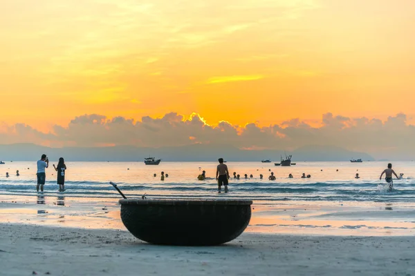 ニャチャン ベトナム 2019年4月13日 水泳選手のグループとビーチで夜明け ニャチャン ベトナムで新しい日を歓迎するために賑やか — ストック写真