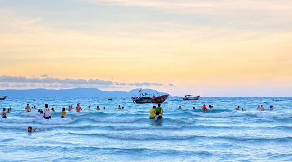 Nha Trang Vietnam April 2019 Touristen Schwimmen Erkunden Strand Genießen — Stockfoto