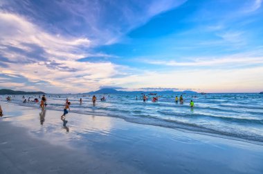Nha Trang, Vietnam - 13 Nisan 2019: Nha Trang, Vietnam tatillerinde plaj geç saatlerde plaj keşfetmek, yüzme