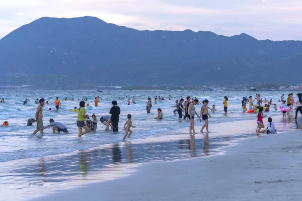 Nha Trang Vietnam April 2019 Touristen Schwimmen Erkunden Strand Genießen — Stockfoto