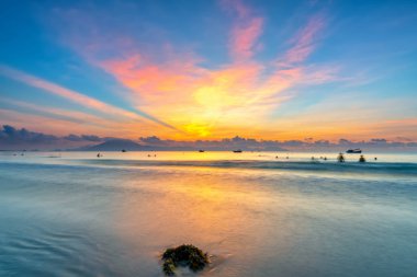 Gökyüzünde sarı ışınları ile güzel plajda Dawn güzel yeni bir gün ağırlıyor