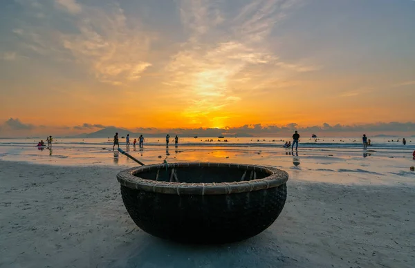 Nha Trang Vietnam April 2019 Touristen Schwimmen Erkunden Strand Genießen — Stockfoto