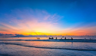 Nha Trang, Vietnam - 13 Nisan 2019: Nha Trang, Vietnam tatillerinde plaj geç saatlerde plaj keşfetmek, yüzme