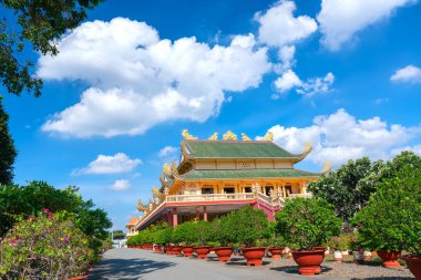 Vung Tau, Vietnam - 27 Temmuz 2019: Vietnam'ın Vung Tau kentinde hafta sonları turistleri ruhsal olarak ziyaret etmeye ve ruhlarını rahatlatmaya çeken mimari presbytery tapınağı Dai Tong Lam öğleden sonra güneşi