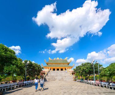Vung Tau, Vietnam - 27 Temmuz 2019: Turistler güneşli sabah hac Dai Tong Lam pagoda gezi, hangi Vung Tau, Vietnam hafta sonları ruh dinlenmek ve ruhsal ziyaret etmek için turistlerin çekiyor