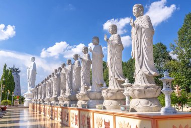 Vung Tau, Vietnam - 27 Temmuz 2019: Güzellik mimarisi, Vietnam'ın Vung Tau kentinde hafta sonları turistleri ruhsal olarak ziyaret eden Dai Tong Lam Pagoda'da parlayan Lord Buddha heykeline yol açıyor